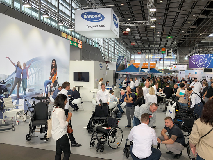 persone in fiera